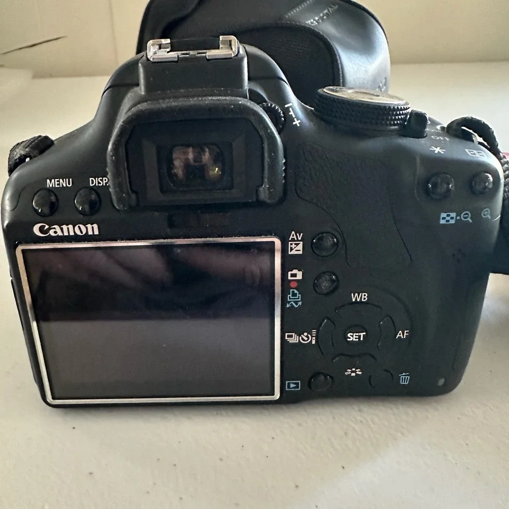 Canon EOS Rebel T1i (EOS 500D) Digital SLR Camera EF-S 18-55mm f/3.5-5.6 IS lens